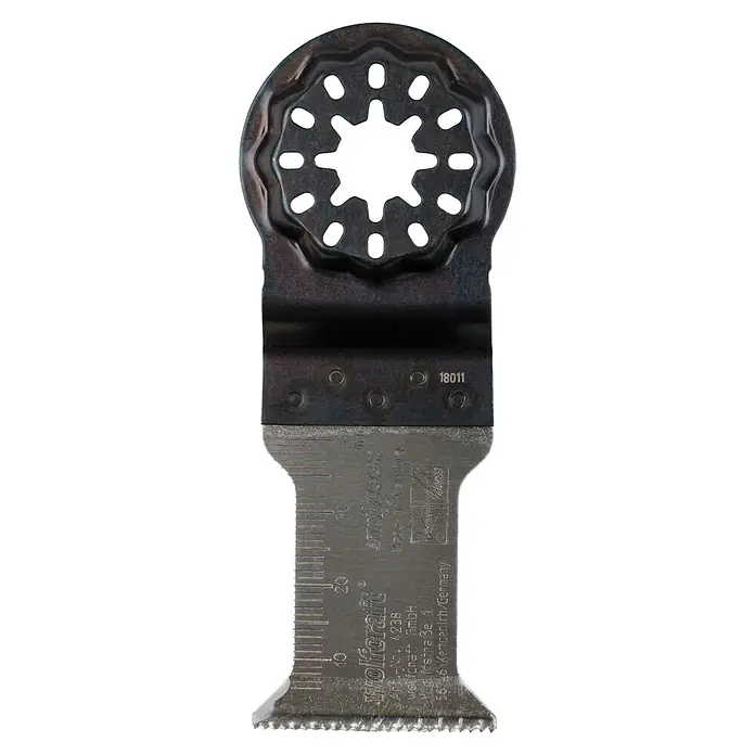 Wolfcraft Tauchsägeblatt HCS - Arbeitsbreite: 35 mm, 1 Stk. - Oszillierende Sägeblatt-Detailaufnahme von Wolfcraft. Hervorhebung der feinen Messskala und der präzisen Verarbeitung für detaillierte Schneidarbeiten.
