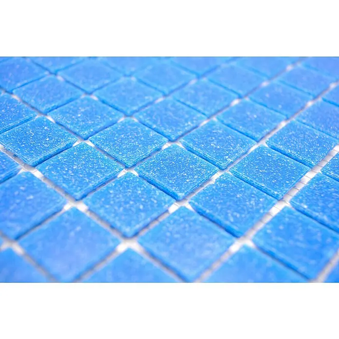 Mosaikfliese Quadrat Uni GM A 39 - 30,5 x 30,5 cm, Blau, Glänzend - Nahaufnahme von blauen Glasmosaikfliesen, die ein sich wiederholendes, strukturiertes Muster bilden. Perfekt für Bad und Küche.
