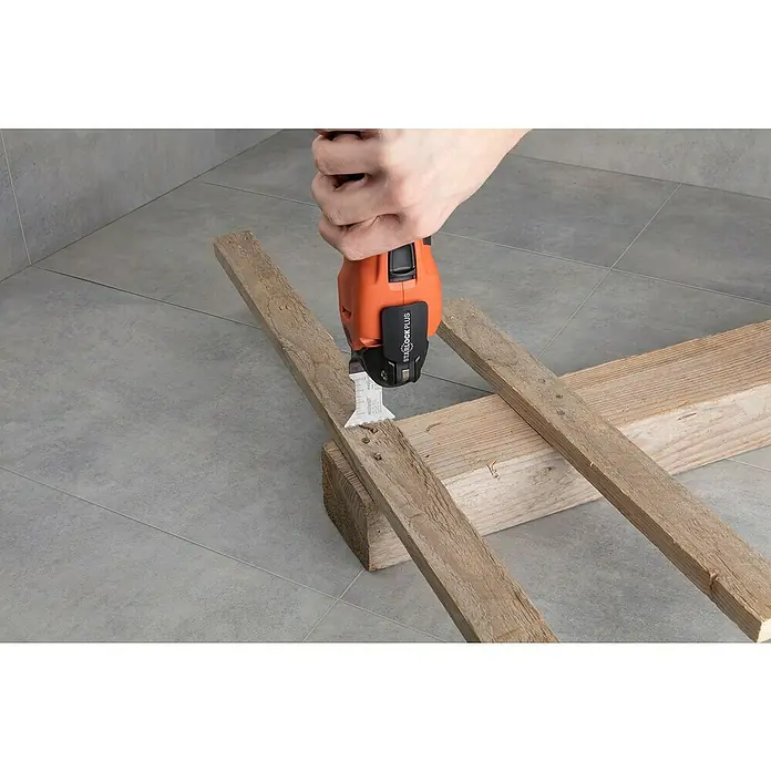 Wolfcraft Tauchsägeblatt Expert BiM - Arbeitsbreite: 44 mm - Oszillierendes Multifunktionswerkzeug StarlockPlus in Aktion, schneidet durch Holz. Perfekt für präzise Schnitte in Holzprojekten.