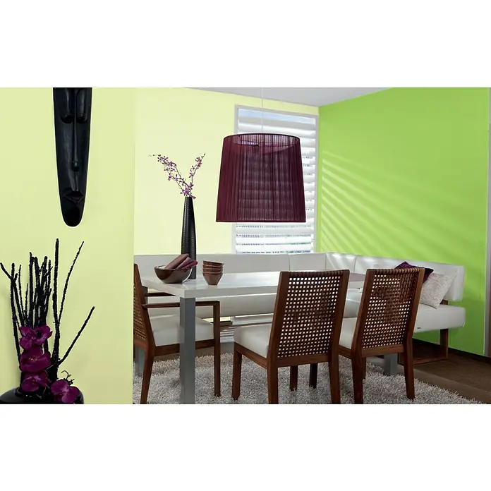 Alpina Vollton- & Abtönfarbe Color - Power Green, Matt, 250 ml, Lösemittelfrei - Das Bild zeigt einen eleganten Essbereich mit einem Esstisch, Stühlen und einer dekorativen Lampe, der eine stilvolle Atmosphäre ausstrahlt.