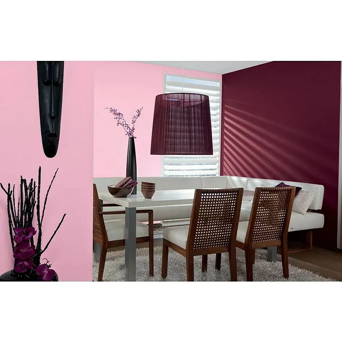Alpina Vollton- & Abtönfarbe Color - Berry Red, Matt, 250 ml, Lösemittelfrei - Einrichtungsidee mit Esstisch, Stühlen und Lampe in einem modern gestalteten Esszimmer mit rosa und bordeauxroten Farbakzenten.