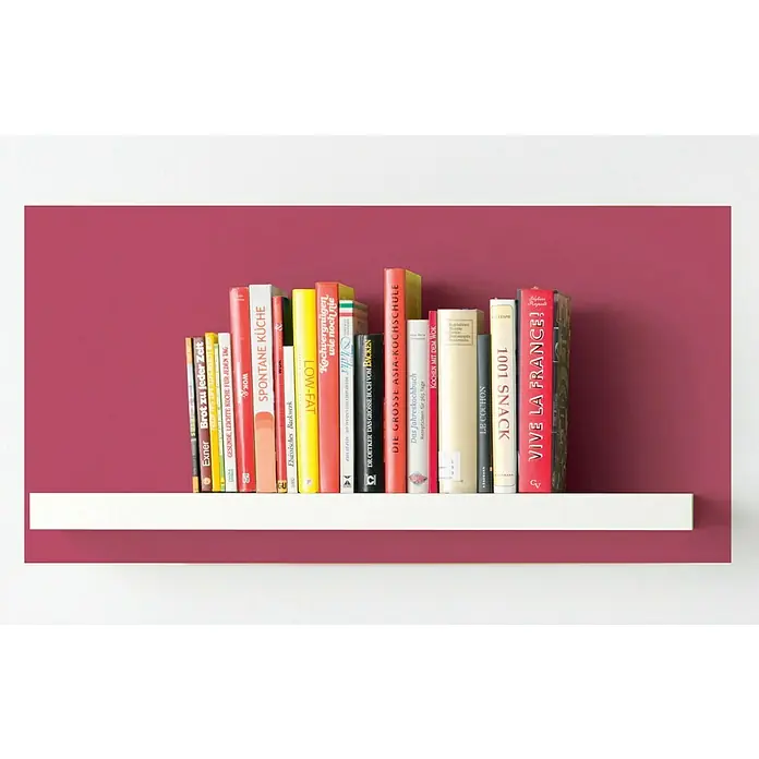 Alpina Vollton- & Abtönfarbe Color - Shocking Pink, Matt, 250 ml, Lösemittelfrei - Bücherregal mit Kochbüchern verschiedener Genres, von Brot bis zu asiatischer Küche, auf einem weißen Regal vor einer magenta Wand.