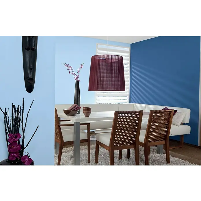 Alpina Vollton- & Abtönfarbe Color - Mystery Blue, Matt, 250 ml, Lösemittelfrei - Esszimmer mit Holztisch, Stühlen und einer bordeauxfarbenen Pendelleuchte, die eine warme Atmosphäre schafft.