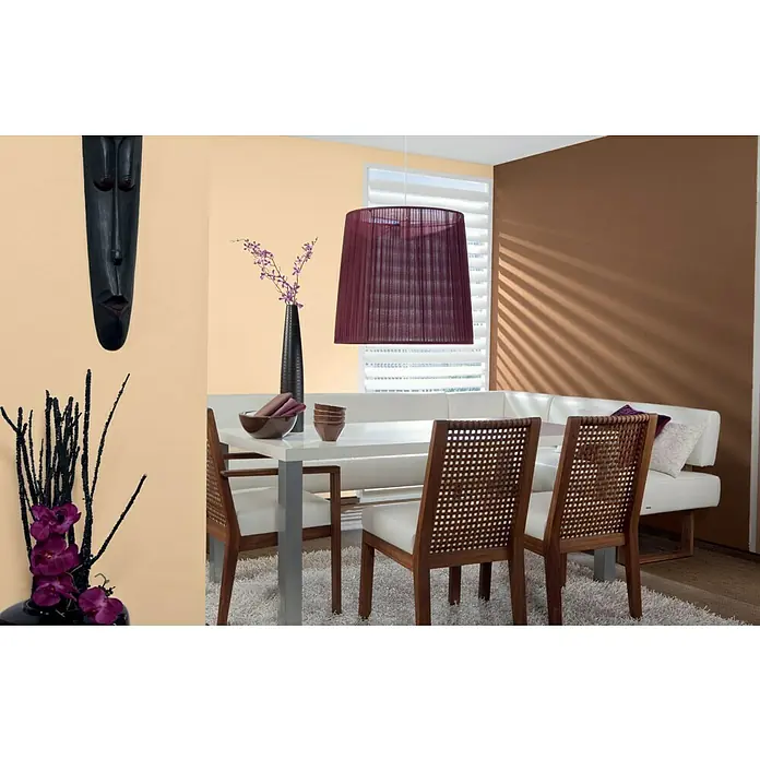 Alpina Vollton- & Abtönfarbe Color - Candy Brown, Matt, 250 ml, Lösemittelfrei - Speisezimmereinrichtung mit Esstisch, Stühlen, Pendelleuchte und dekorativen Elementen, die ein gemütliches Ambiente schaffen.