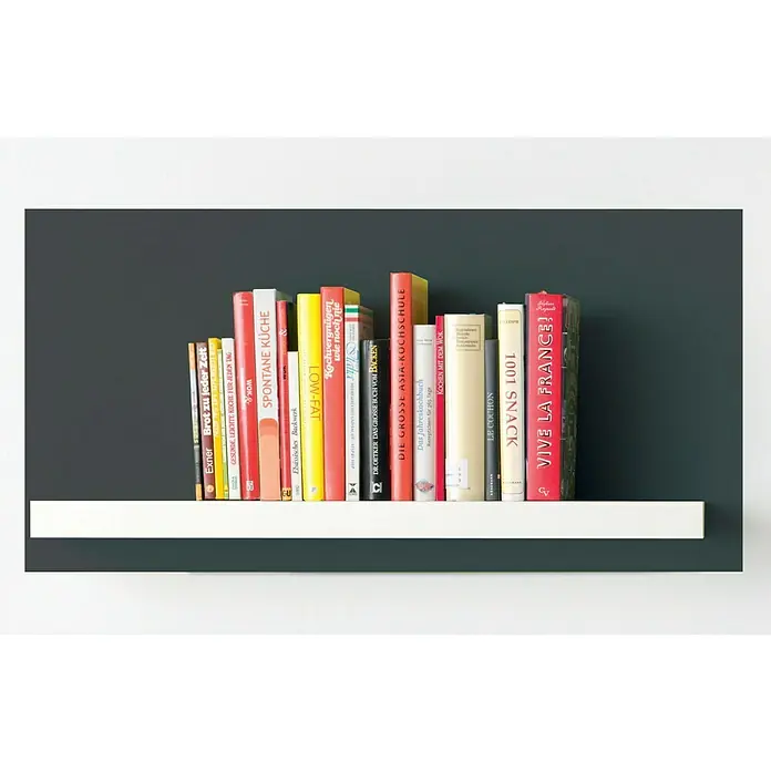 Alpina Vollton- & Abtönfarbe Color - Dark Grey, Matt, 750 ml, Lösemittelfrei - Bücherregal mit Kochbüchern wie "Spontane Küche", "Low-Fat" und "Vive la France!", die auf einem weißen Regal vor einer dunklen Wand stehen.