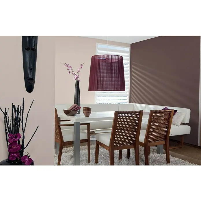 Alpina Vollton- & Abtönfarbe Color - Choco Brown, Matt, 250 ml, Lösemittelfrei - Speisezimmereinrichtung mit einem Esstisch, Stühlen, einer Pendelleuchte und Dekorationsakzenten, die eine warme und einladende Atmosphäre schaffen.
