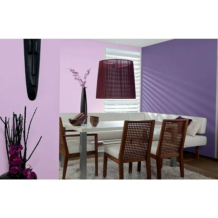 Alpina Vollton- & Abtönfarbe Color - Sweet Violet, Matt, 750 ml, Lösemittelfrei - Ansicht eines Esszimmers mit Esstisch, Stühlen, Lampe und dekorativen Elementen in Lila- und Holztönen für ein modernes Ambiente.
