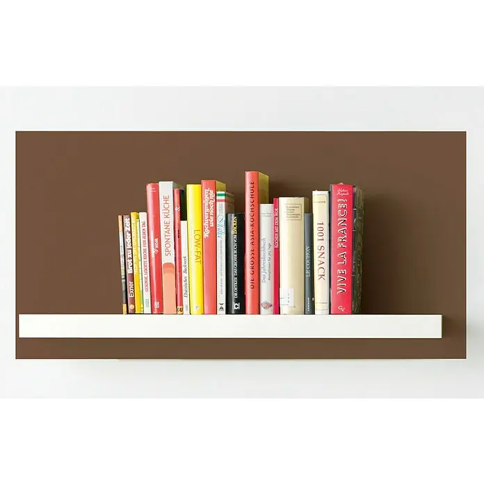 Alpina Vollton- & Abtönfarbe Color - Candy Brown, Matt, 250 ml, Lösemittelfrei - Bücherregal mit Kochbüchern wie "Vive la France!", "Asiakochschule" & "Spontane Küche", arrangiert auf einem schwebenden weißen Regal vor braunem Hintergrund.