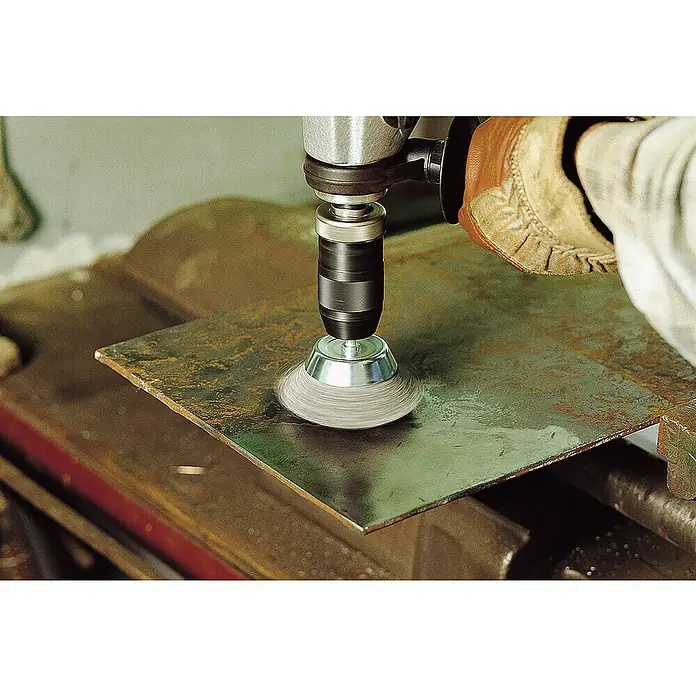 Wolfcraft Topfbürste - Stahldraht, 80 mm, Art Draht: Gewellt - Metallplatte wird mit einer Drahtbürste und einem Werkzeug gereinigt, um Rost zu entfernen. Der Prozess verbessert die Oberfläche für weitere Bearbeitung.
