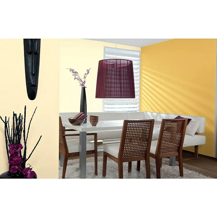 Alpina Vollton- & Abtönfarbe Color - Sahara Brown, Matt, 750 ml, Lösemittelfrei - Elegantes Esszimmer mit Esstisch, Stühlen aus Holz und einer auffälligen burgunderfarbenen Hängelampe, die eine gemütliche Atmosphäre schafft.