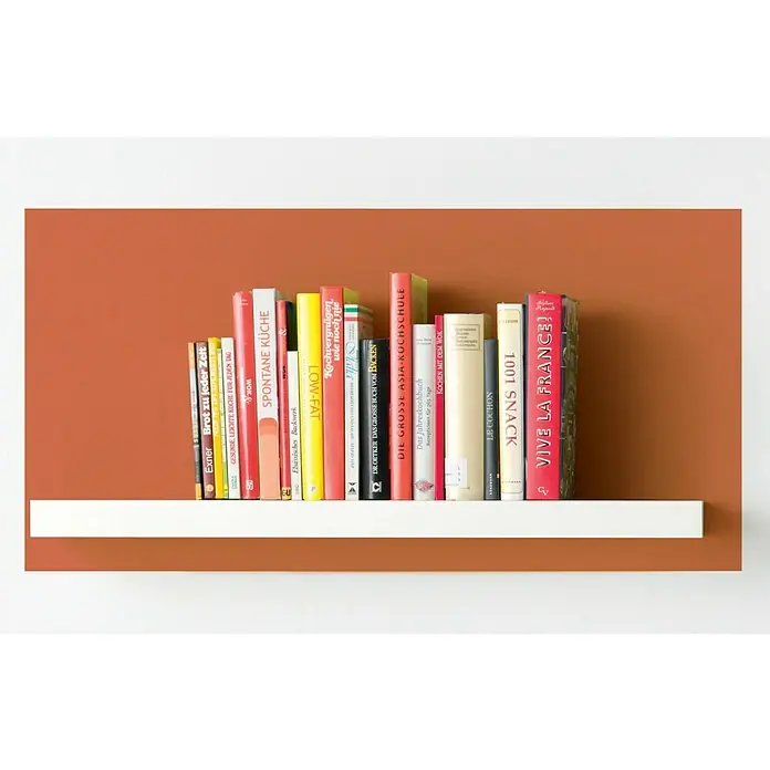 Alpina Vollton- & Abtönfarbe Color - Italian Red, Matt, 250 ml, Lösemittelfrei - Das Bild zeigt eine Nahaufnahme eines Bücherregals mit Kochbüchern verschiedener Größen und Farben vor einem orangefarbenen Hintergrund.