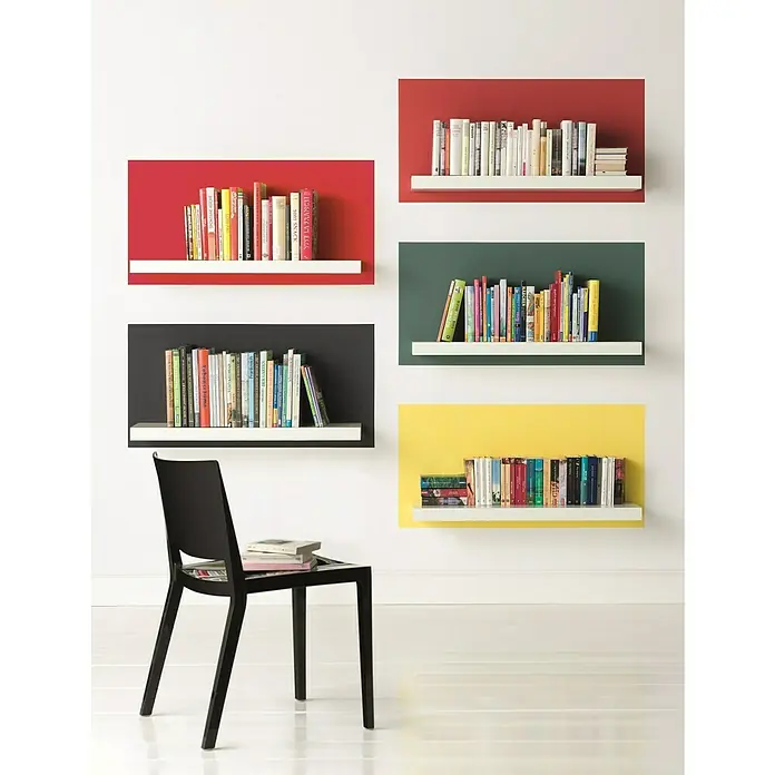 Alpina Vollton- & Abtönfarbe Color - Fire Red, Matt, 250 ml, Lösemittelfrei - Farbenfrohe Bücherregale an einer weißen Wand und ein schwarzer Stuhl mit Büchern darauf, schaffen eine moderne und stilvolle Atmosphäre.