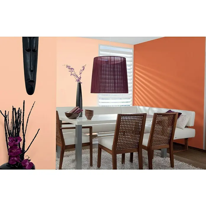 Alpina Vollton- & Abtönfarbe Color - Italian Red, Matt, 250 ml, Lösemittelfrei - Elegantes Esszimmer mit stilvollen Möbeln wie Esstisch und Stühlen, ergänzt durch dekorative Elemente wie Lampen und Vasen.
