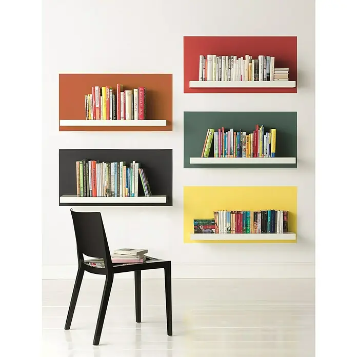 Alpina Vollton- & Abtönfarbe Color - Italian Red, Matt, 250 ml, Lösemittelfrei - Bücherregale in verschiedenen Farben an einer Wand, ein schwarzer Stuhl im Vordergrund.