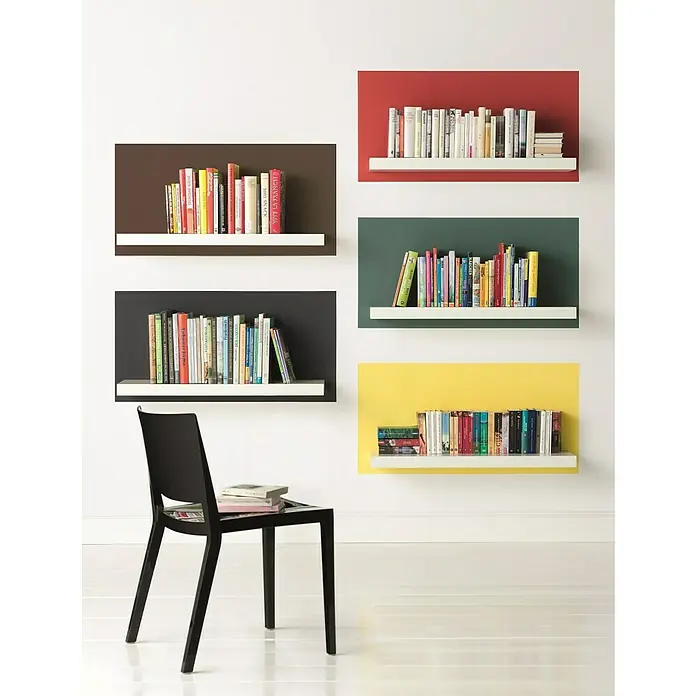 Alpina Vollton- & Abtönfarbe Color - Choco Brown, Matt, 250 ml, Lösemittelfrei - Bücherregale mit bunten Hintergründen an einer weißen Wand, ergänzt durch einen schwarzen Stuhl, der ein modernes und stilvolles Ambiente schafft.
