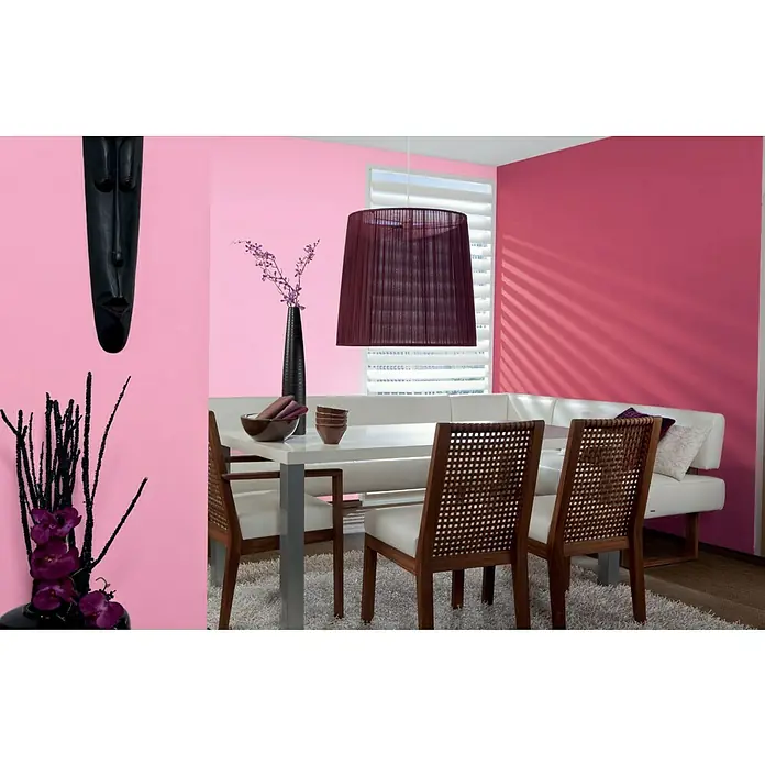 Alpina Vollton- & Abtönfarbe Color - Shocking Pink, Matt, 250 ml, Lösemittelfrei - Esstisch mit Stühlen, Lampe und Dekoration in einem Zimmer mit rosa und rosafarbenen Wänden. Der Raum ist modern und stilvoll eingerichtet.
