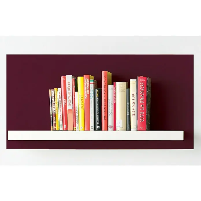 Alpina Vollton- & Abtönfarbe Color - Berry Red, Matt, 250 ml, Lösemittelfrei - Ein Bücherregal vor einer bordeauxroten Wand, gefüllt mit Kochbüchern in verschiedenen Größen und Farben.
