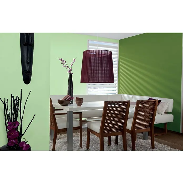 Alpina Vollton- & Abtönfarbe Color - Jungle Green, Matt, 250 ml, Lösemittelfrei - Elegantes Esszimmer mit stilvollem Pendelschirm in Lila, der eine gemütliche Atmosphäre schafft. Dazu passen die hellen Möbel und die grüne Wandfarbe.