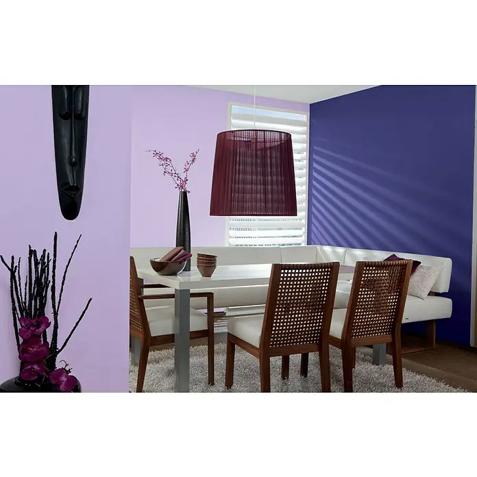 Alpina Vollton- & Abtönfarbe Color - Pretty Violet, Matt, 250 ml, Lösemittelfrei - Esszimmer mit einem Esstisch, Stühlen, einem Lampenschirm und dekorativen Elementen in einem modernen Design mit lila und violetten Farbtönen.