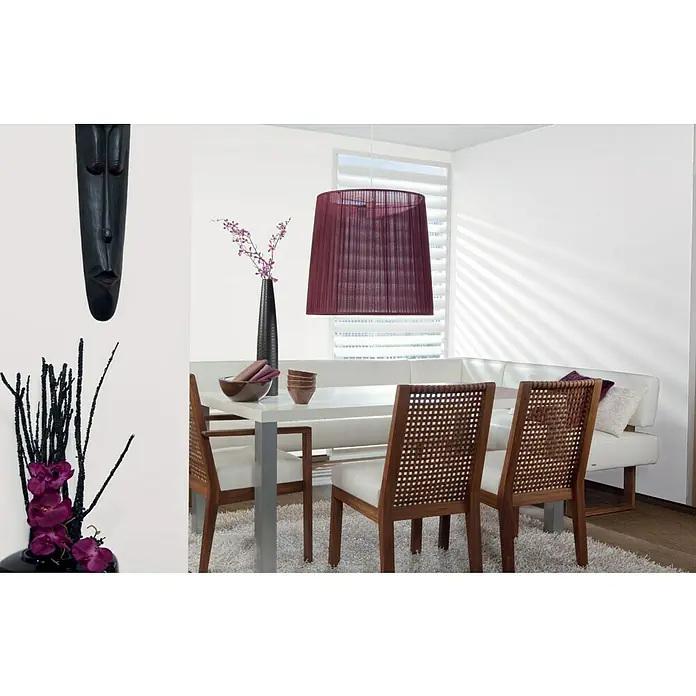 Alpina Vollton- & Abtönfarbe Color - Snow White, Matt, 250 ml, Lösemittelfrei - Ein Esszimmer mit einem weißen Tisch, Stühlen mit Holzrahmen und einer markanten, burgunderroten Hängelampe als Blickfang.