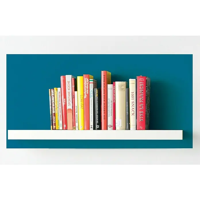 Alpina Vollton- & Abtönfarbe Color - Cool Blue, Matt, 250 ml, Lösemittelfrei - Bücherregal mit Kochbüchern verschiedener Genres und Sprachen auf einem weißen Regal vor einer blauen Wand.
