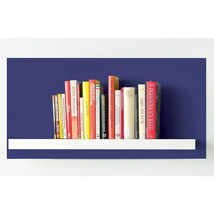 Alpina Vollton- & Abtönfarbe Color - Pretty Violet, Matt, 250 ml, Lösemittelfrei - Bücherregal mit einer Sammlung von Kochbüchern in verschiedenen Sprachen, darunter Deutsch, Französisch und Englisch.