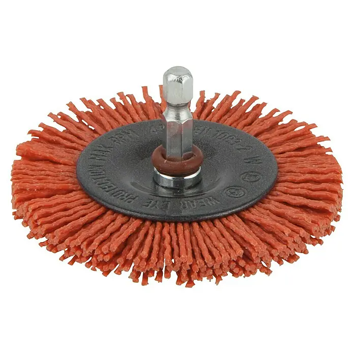 Wolfcraft Nylon-Scheibenbürste - Durchmesser: 75 mm, Holz - Nahaufnahme einer Lamellenschleifscheibe mit Schaft, ideal zum Entrosten und Reinigen von Oberflächen,  zeigt ihre feinen Details und Verarbeitung.