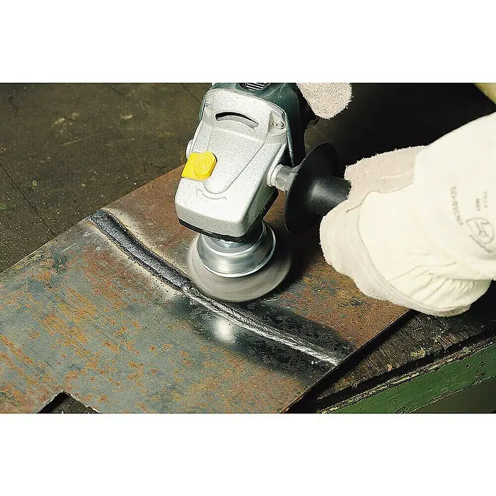 Wolfcraft Topfbürste - Durchmesser: 90 mm, Stahldraht - Ein Winkelschleifer mit Drahtbürste wird verwendet, um Metall zu reinigen und zu polieren, wobei Handschuhe für Schutz sorgen.