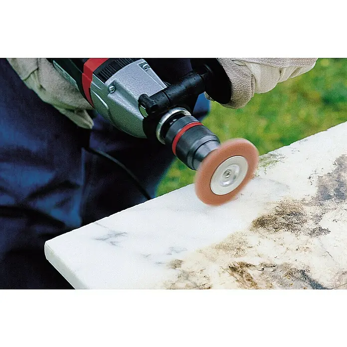 Wolfcraft Nylon-Scheibenbürste - Durchmesser: 75 mm, Holz - Eine Person benutzt ein elektrisches Werkzeug mit einer runden Bürste, um eine weiße Oberfläche zu reinigen. Das Werkzeug wird mit Handschuhen bedient.