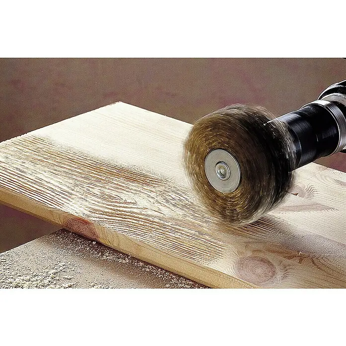 Wolfcraft Holz-Strukturbürste - Durchmesser: 80 mm - Nahaufnahme einer Drahtbürste an einer Bohrmaschine beim Bearbeiten eines Holzstücks, um die Maserung hervorzuheben und es zu glätten.