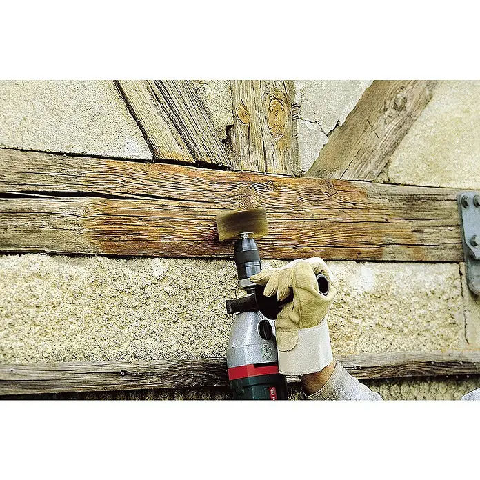Wolfcraft Holz-Strukturbürste - Durchmesser: 80 mm - Nahaufnahme eines Werkers, der eine Bohrmaschine mit Bürstenaufsatz zum Reinigen eines Holzrahmens verwendet.