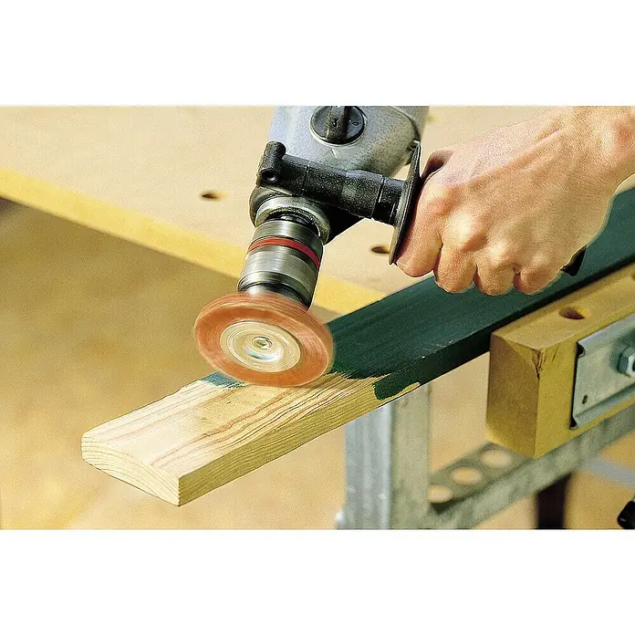 Wolfcraft Nylon-Scheibenbürste - Durchmesser: 75 mm, Holz - Eine Person verwendet eine Bohrmaschine mit Schleifaufsatz, um ein Holzbrett zu bearbeiten und die Farbe abzuschleifen.