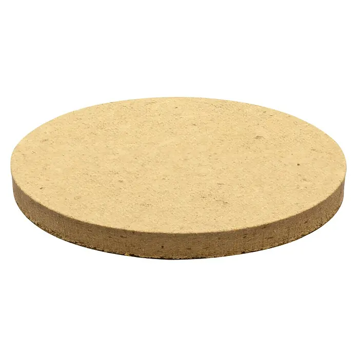 Wagner System Möbelgleiter - Durchmesser: 35 mm, Kleben, 4 Stk. - Nahaufnahme eines runden, hellbraunen Pizzasteins mit feiner Textur, ideal zum Backen knuspriger Pizzen.