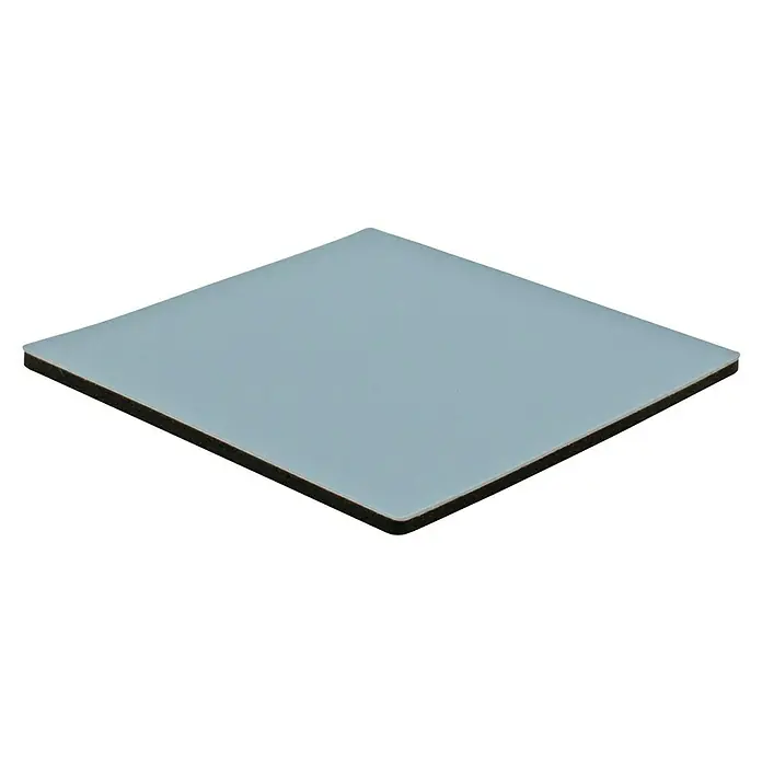Wagner System Möbelgleiter - 45 x 45 mm, Kleben, 4 Stk. - Eine Nahaufnahme einer hellblauen Aluminiumverbundplatte mit einem schwarzen Polyethylenkern, ideal für den Innen- und Außenbereich.