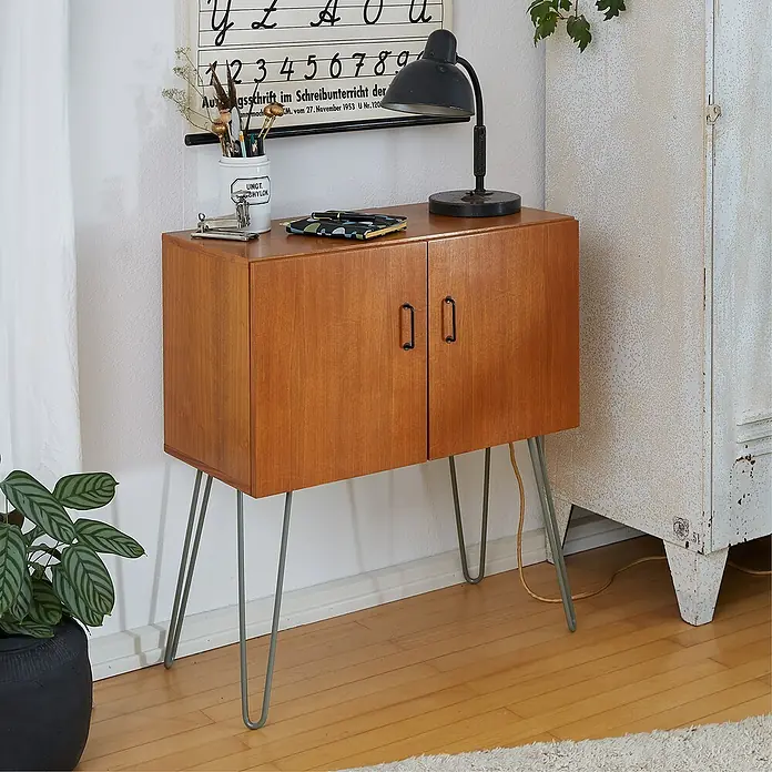 Wagner System Möbelfuß Hairpinlegs - Stahl, Höhe: 40 cm, Grau - Nahaufnahme eines Mid-Century-Sideboards aus Holz mit zwei Türen, schlanken Metallbeinen und einer schwarzen Lampe darauf.