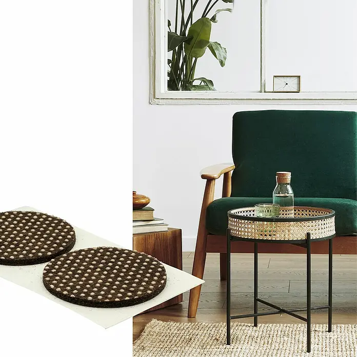 Wagner System Anti-Rutsch-Pad - Ø x H: 40 x 3 mm, Braun/Beige, Kleben, 4 Stk. - Zwei runde, braune Tischsets mit weißen Punkten liegen auf einem weißen Untergrund. Diese stilvollen Untersetzer schützen Oberflächen vor Kratzern.