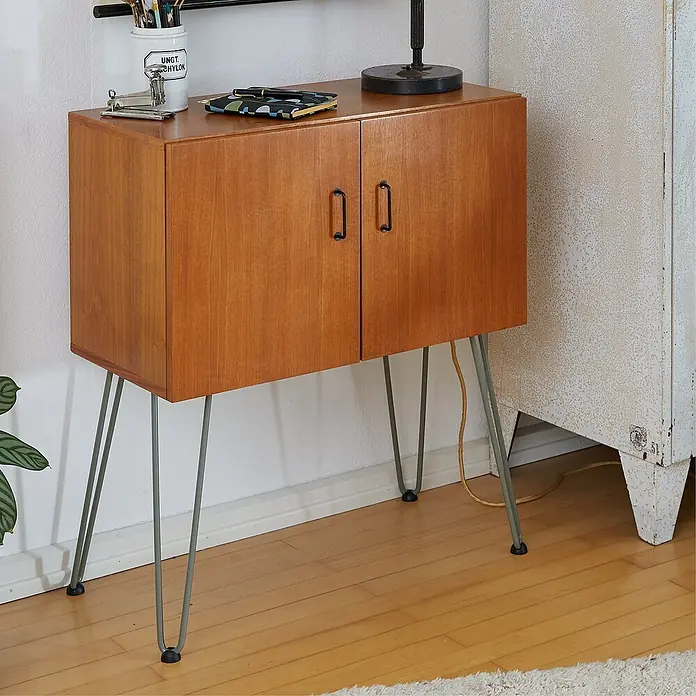 Wagner System Möbelgleiter - Durchmesser: 3 cm, Stecken - Elegantes Mid-Century Sideboard aus Holz mit zwei Türen und schlanken Metallbeinen, ideal für stilvolle Wohnräume.
