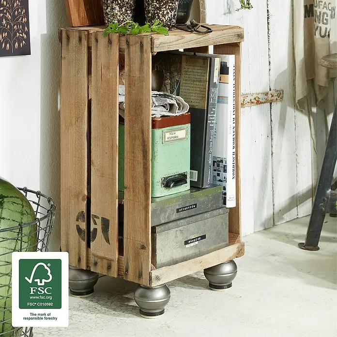Wagner System Möbelfuß - Ø x H: 75 x 55 mm, Holz - Regal aus einer Holzkiste mit Metallfüßen, gefüllt mit Büchern und Deko-Objekten, mit FSC-Siegel im Vordergrund.