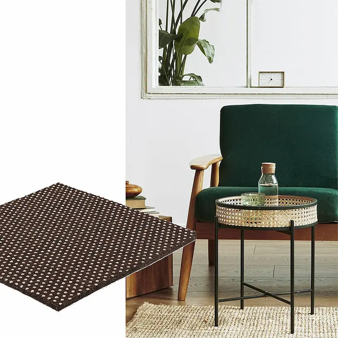 Wagner System Antirutschmatte - 100 x 100 mm, Filz, Braun, Beige - Ein brauner, rechteckiger Abtreter mit beigen Noppen liegt neben einem stilvollen Wohnzimmer mit Sessel und Beistelltisch.