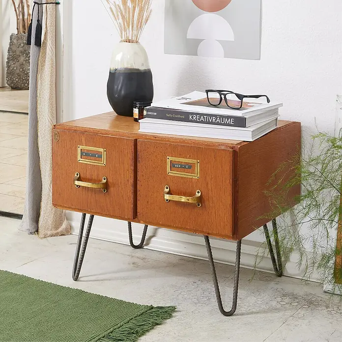 Wagner System MöbelfußHöhe: 20 cm, Stahl, Silber - Ein hölzerner Beistelltisch im Vintage-Stil mit zwei Schubladen und schlanken Metallbeinen. Dekorative Elemente auf der Oberfläche.