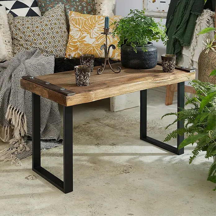 Wagner System Tischgestell - Stahl, B x H: 30 x 40 cm - Ein rustikaler Couchtisch aus Holz mit schwarzen Metallbeinen, dekoriert mit Kerzenständer, Tassen und einer Zimmerpflanze.