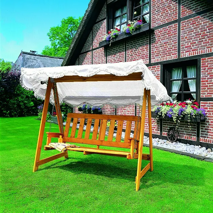 Promadino Hollywoodschaukel - 196 x 140 x 167 cm, Kiefer, Farbe Dach: Weiß - Das Bild zeigt eine hölzerne Hollywoodschaukel mit weißem Sonnendach im Garten, die zum Entspannen einlädt.