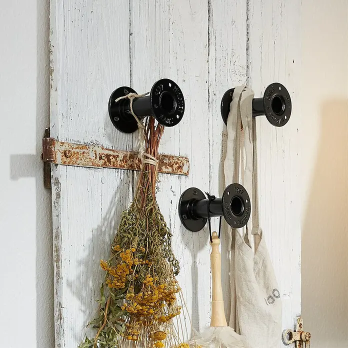 Wagner System Möbelfuß Industrial Pipe - Stahl, Höhe: 10 cm - Dekorative Wandgarderobe mit Eisenrohrhaken und rustikalem Holz, ideal zur Aufbewahrung von Accessoires und Dekorationen.