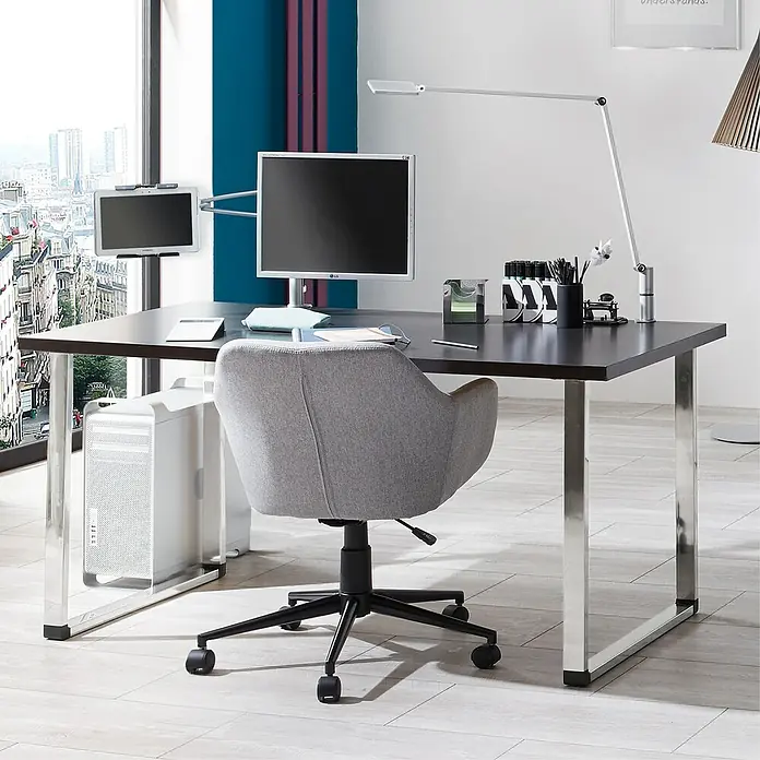 Wagner System Tischgestell - Stahl, Schwarz - Schreibtisch mit Metallgestell, dunkler Tischplatte, Bürostuhl und PC-Tower. Der ideale Arbeitsplatz für Ihr Büro oder Homeoffice.