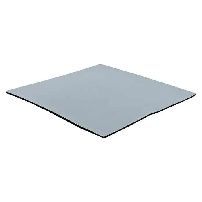 Wagner System Möbelgleiter - L x B x H: 100 x 100 x 1,5 mm, Kleben, 1 Stk. - Nahaufnahme einer hellgrauen, quadratischen Aluminiumverbundplatte mit schwarzem Kern, die für ihre Stabilität und Vielseitigkeit bekannt ist.