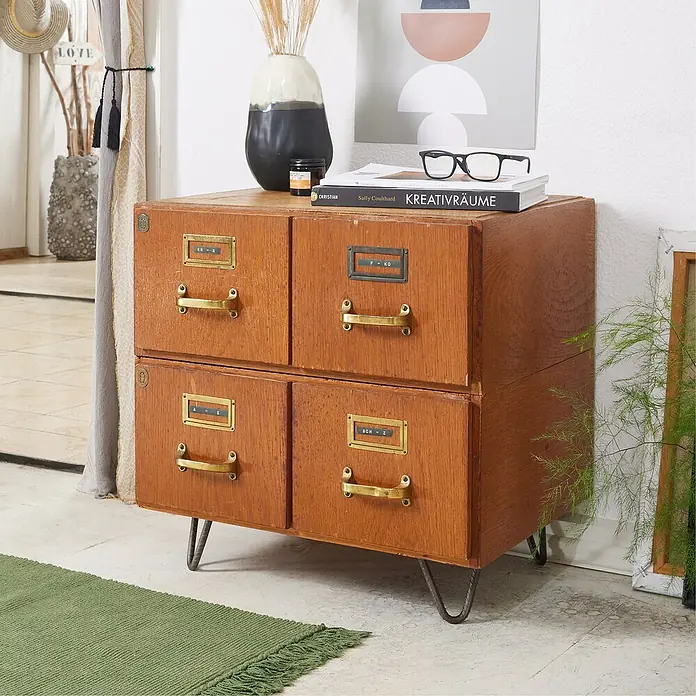 Wagner System Möbelfuß - Höhe: 10 cm, Stahl, Silber - Ein rustikaler Aktenschrank aus Holz mit vier Schubladen und goldenen Griffen, ideal für stilvolle Büroorganisation.