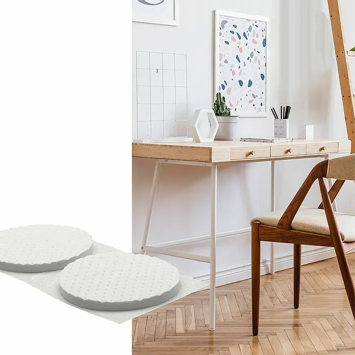 Wagner System Softpads - Ø x H: 40 x 3 mm, 4 Stk., Weiß, Kleben - Zwei runde, weiße Akustikplatten mit Noppenmuster liegen auf einem Blatt Papier, ideal zur Schallreduzierung im Raum.