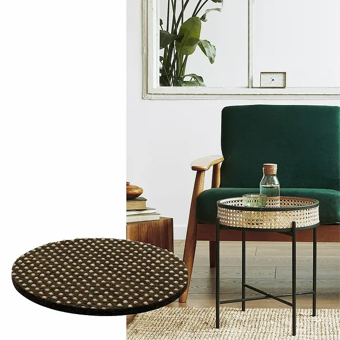 Wagner System Anti-Rutsch-Pad - Ø x H: 60 x 3 mm, Braun/Beige, Kleben, 4 Stk. - Ein runder brauner Teppich mit weißen Noppen neben einem stilvollen Interieur mit einem grünen Sessel und einem Beistelltisch.