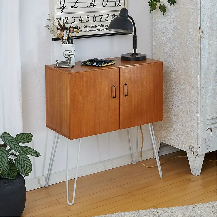 Wagner System Möbelfuß Hairpinlegs - Stahl, Höhe: 40 cm, Licht Grau - Das Foto zeigt einen Mid-Century-Schrank aus Holz mit weißen, U-förmigen Beinen, darauf eine Lampe und diverse Gegenstände als Dekoration.