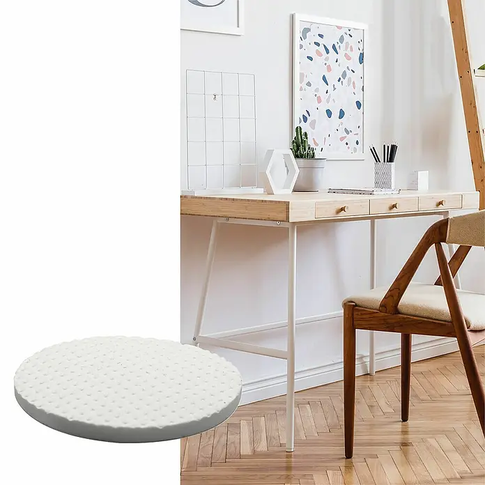 Wagner System Softpads - Ø x H: 50 x 3 mm, 4 Stk., Weiß, Kleben - Ein runder, weißer Sitzkissen mit Noppenmuster im Vordergrund eines stilvollen Büros mit Holzboden und Schreibtisch.